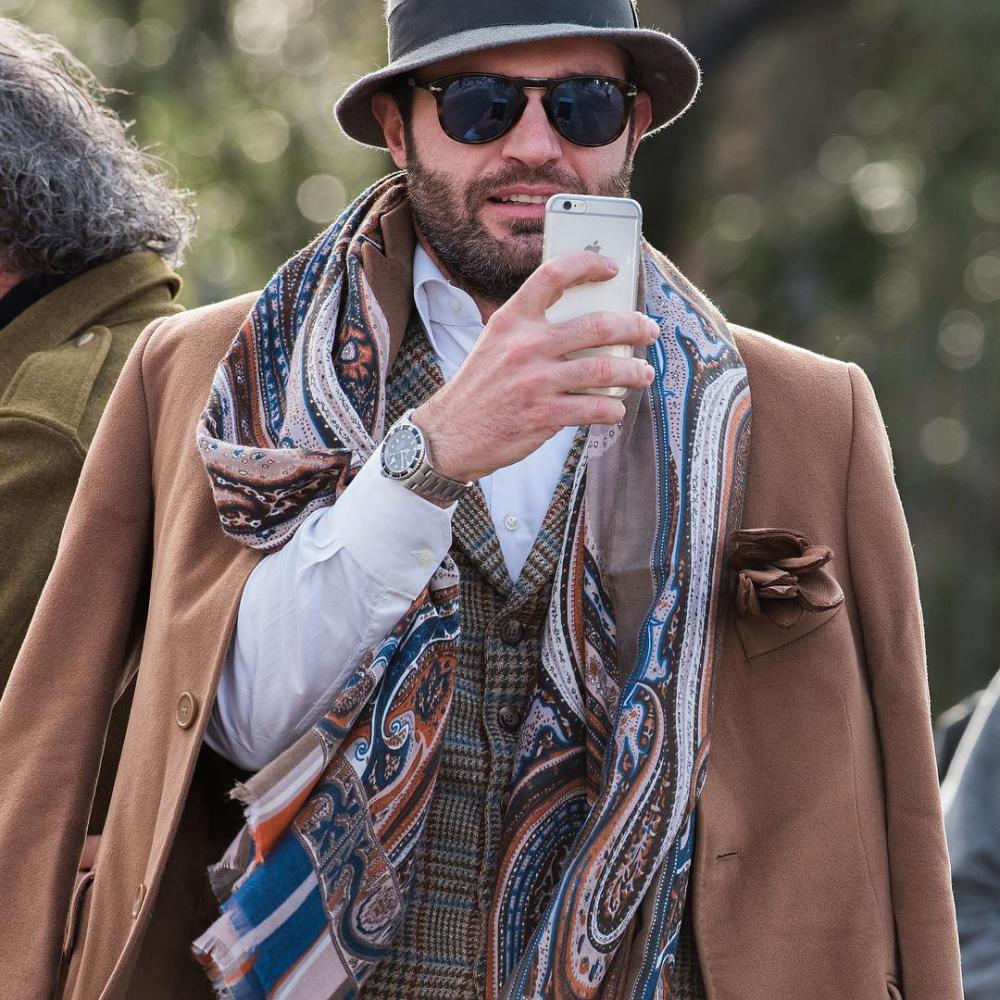 Choosing a coat color for a stylish fall look headline