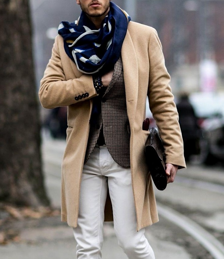 thin and wide scarf wrapped around the neck or hanging for dandies